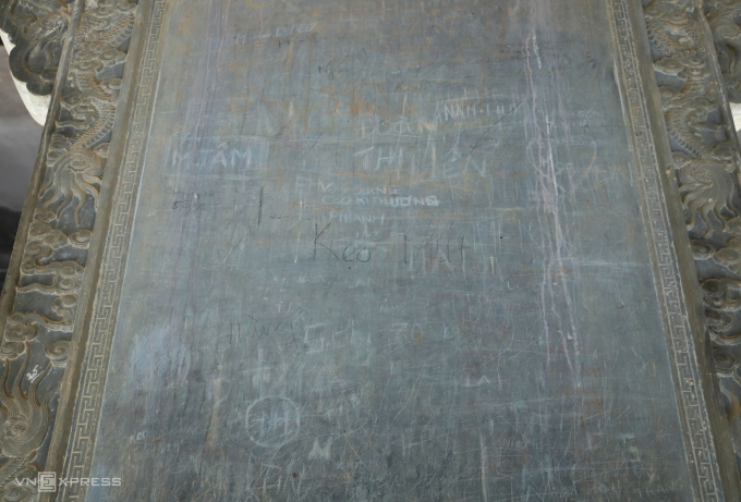 Mặt sau bia đá lăng vua Khải Định chi chít chữ du khách để lại. Ảnh: Võ Thạnh