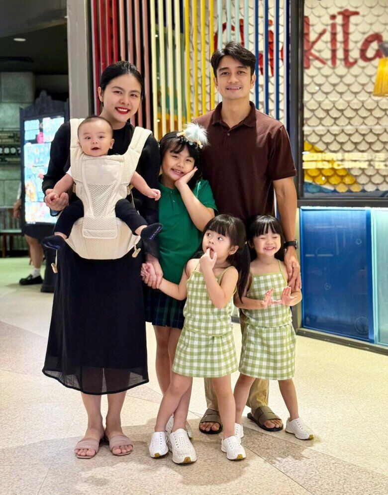 Vân Trang rưng rưng trong lễ Hằng thuận của bạn thân 25 năm, kể chuyện thời bắt xe lam đi học trường chuyên ở Đồng Tháp 5 Hiện tại, Vân Trang có cuộc sống viên mãn bên ông xã và 4 con.