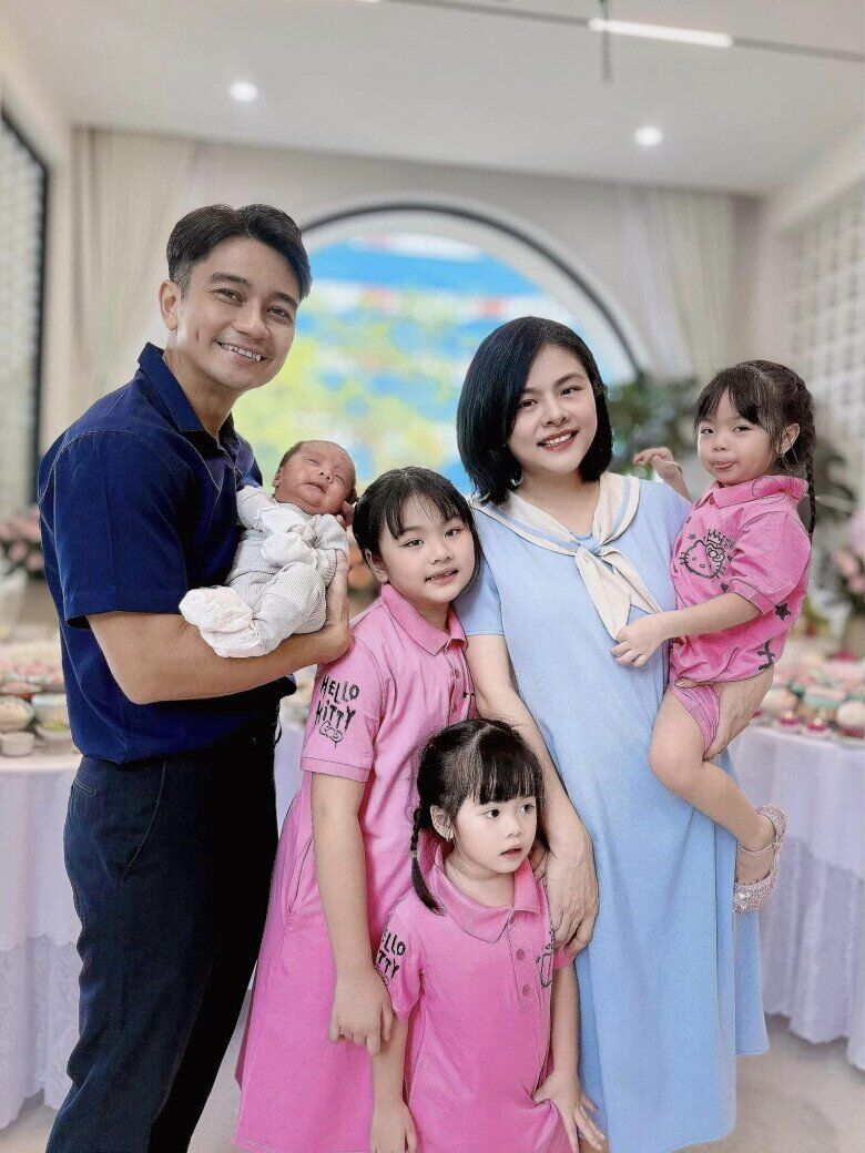 Vân Trang rưng rưng trong lễ Hằng thuận của bạn thân 25 năm, kể chuyện thời bắt xe lam đi học trường chuyên ở Đồng Tháp 8 Cặp đôi hiện đã có đủ nếp, đủ tẻ.