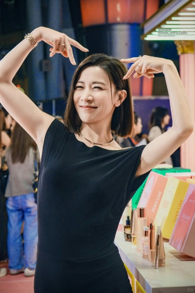 Sau gần 30 năm hoạt động showbiz, Xa Thi Mạn dường như không già đi chút nào. Ảnh: Xiaohongshu