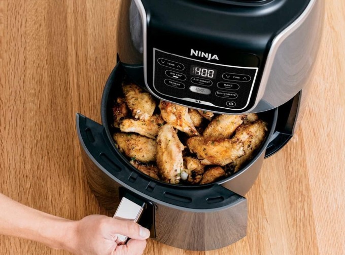 5 món không nên chế biến bằng nồi chiên không dầu 3 Nên tránh tẩm bột ướt vào thực phẩm khi nấu bằng nồi chiên không dầu vì bột ướt dễ bị chảy xuống đáy nồi, gây cháy khét.