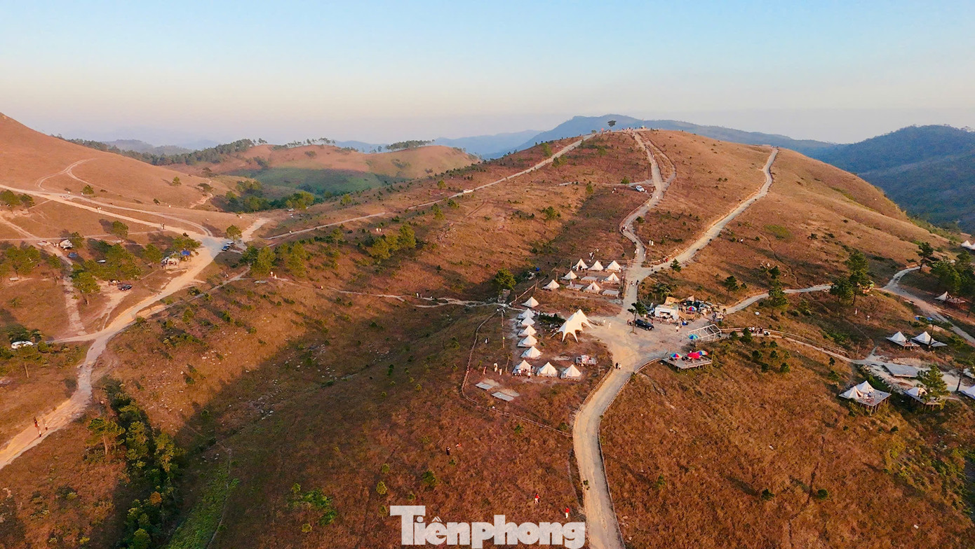 Nơi đây được nhiều du khách ví von là Đà Lạt thu nhỏ của vùng Đông Bắc nhờ những triền đồi cỏ cháy vàng rực và không khí se lạnh đặc trưng.