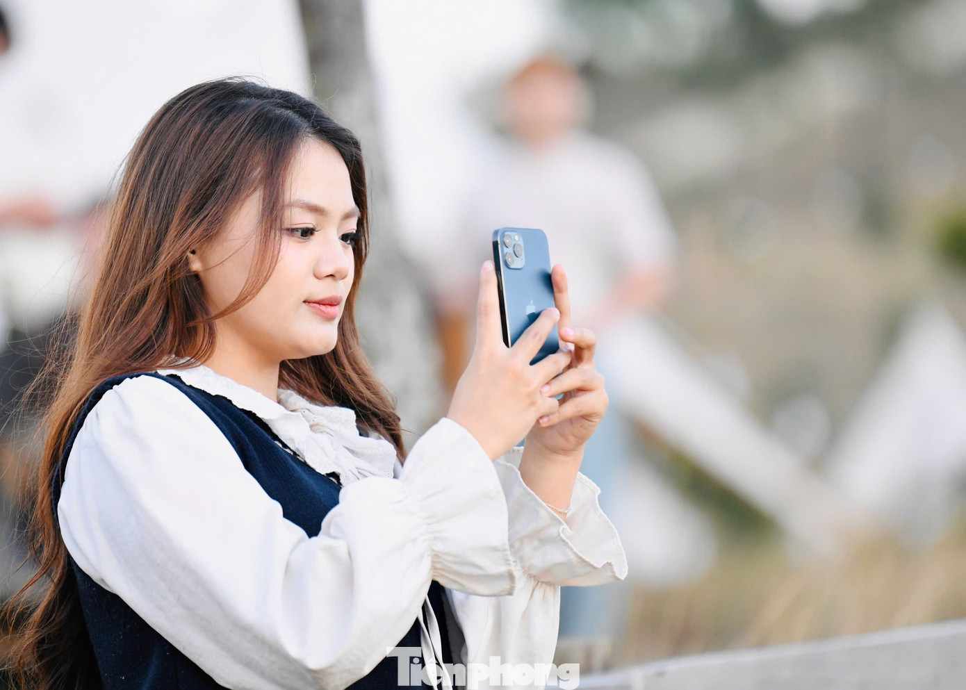 Du khách đổ xô đi cắm trại, check-in ở đồi cỏ phủ màu amp;#34;siêu thựcamp;#34; - 6