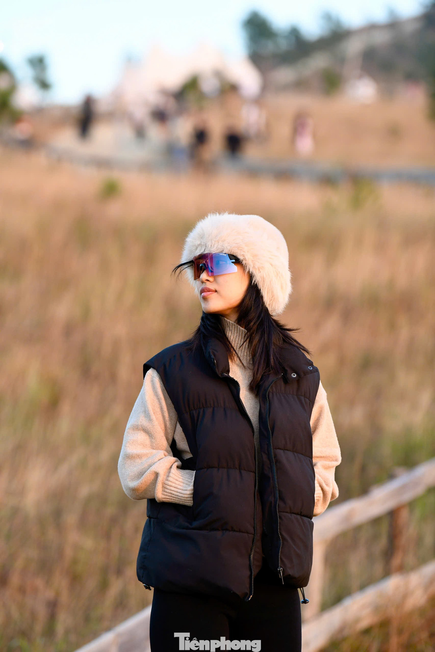 Thời gian lý tưởng để chiêm ngưỡng vẻ đẹp của đồi Phượng Hoàng là vào lúc bình minh hoặc hoàng hôn. Du khách cần di chuyển lên đỉnh đồi sớm hơn một chút để bắt trọn vẹn khoảnh khắc lãng mạn ở nơi đây.