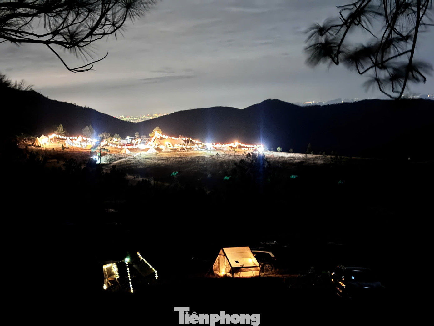 Du khách đổ xô đi cắm trại, check-in ở đồi cỏ phủ màu amp;#34;siêu thựcamp;#34; - 17