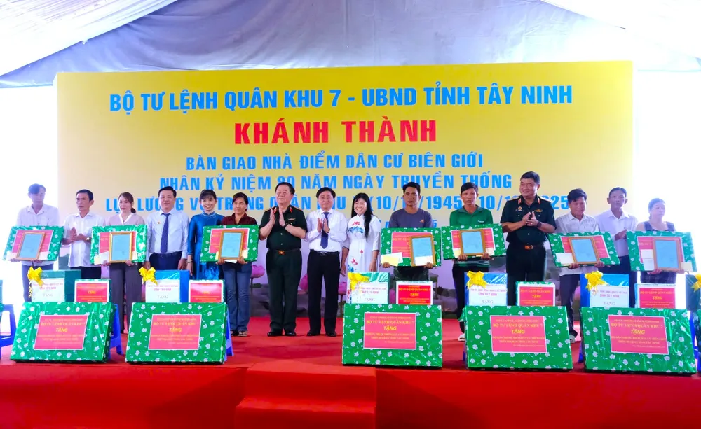 Đại tướng Nguyễn Trọng Nghĩa và các đồng chí lãnh đạo tặng quà cho các hộ gia đình trên điểm dân cư biên giới tỉnh Tây Ninh. Ảnh: HD chương trình về nguồn 4.jpg