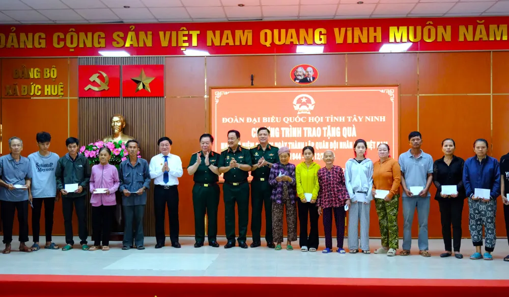 Đại tướng Nguyễn Trọng Nghĩa và các đồng chí lãnh đạo tặng quà người dân, đối tượng chính sách tỉnh Tây Ninh. Ảnh: HD chương trình về nguồn 3.jpg