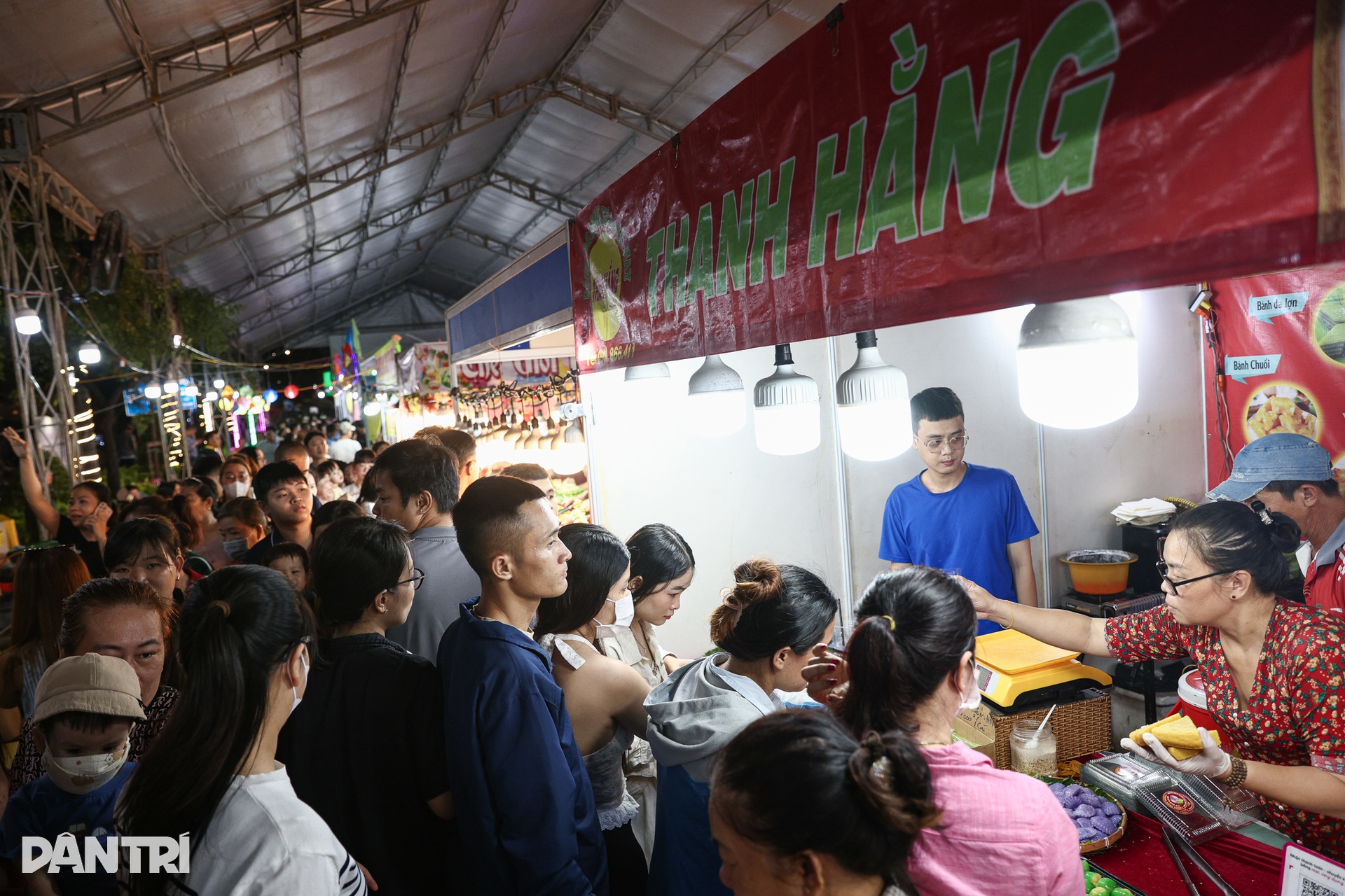 Phố đêm nhộn nhịp ở chợ cổ gần 100 năm tuổi tại TPHCM - 3 Phố đêm nhộn nhịp ở chợ cổ gần 100 năm tuổi tại TPHCM - 3