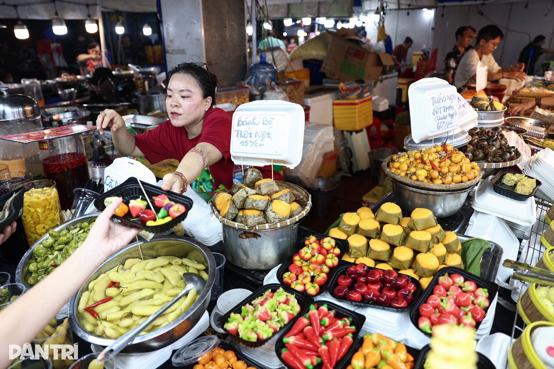 Phố đêm nhộn nhịp ở chợ cổ gần 100 năm tuổi tại TPHCM - 4 Phố đêm nhộn nhịp ở chợ cổ gần 100 năm tuổi tại TPHCM - 4