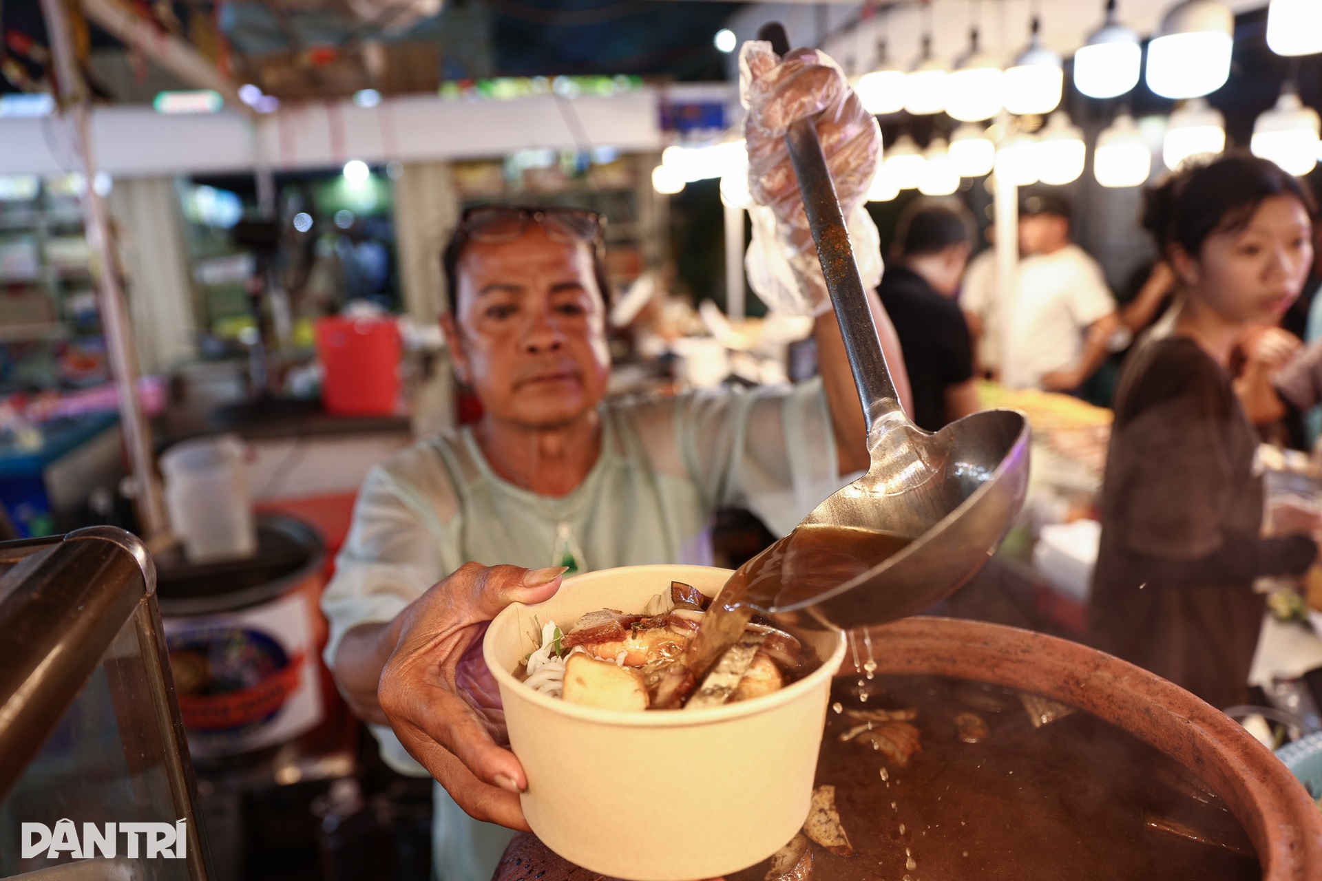Phố đêm nhộn nhịp ở chợ cổ gần 100 năm tuổi tại TPHCM - 8 Phố đêm nhộn nhịp ở chợ cổ gần 100 năm tuổi tại TPHCM - 8