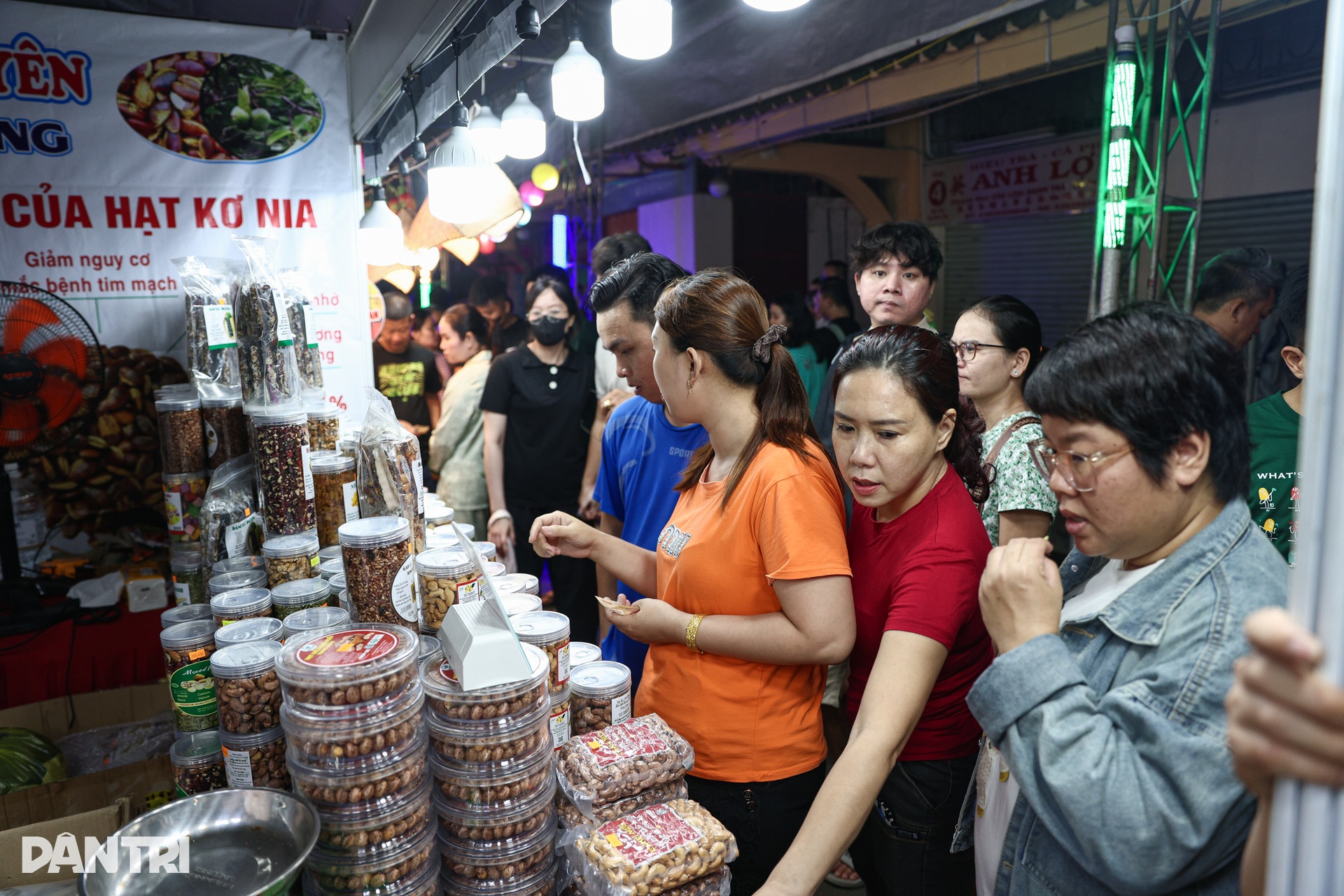 Phố đêm nhộn nhịp ở chợ cổ gần 100 năm tuổi tại TPHCM - 9 Phố đêm nhộn nhịp ở chợ cổ gần 100 năm tuổi tại TPHCM - 9