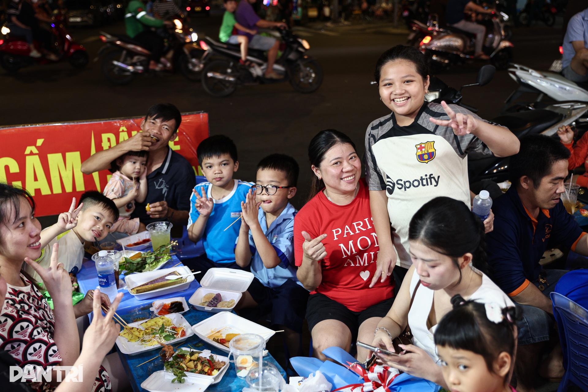 Phố đêm nhộn nhịp ở chợ cổ gần 100 năm tuổi tại TPHCM - 10 Phố đêm nhộn nhịp ở chợ cổ gần 100 năm tuổi tại TPHCM - 10