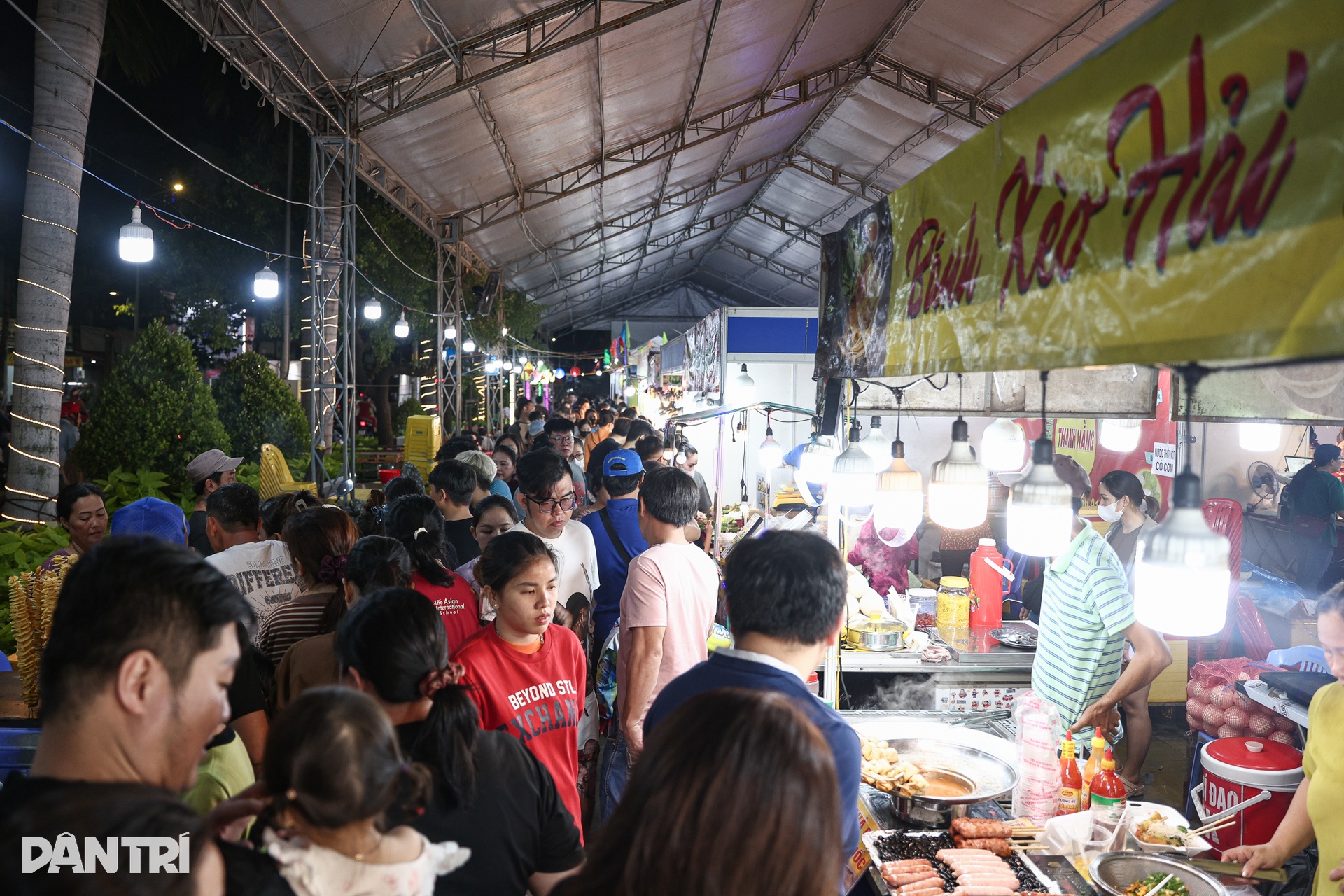 Phố đêm nhộn nhịp ở chợ cổ gần 100 năm tuổi tại TPHCM - 11 Phố đêm nhộn nhịp ở chợ cổ gần 100 năm tuổi tại TPHCM - 11