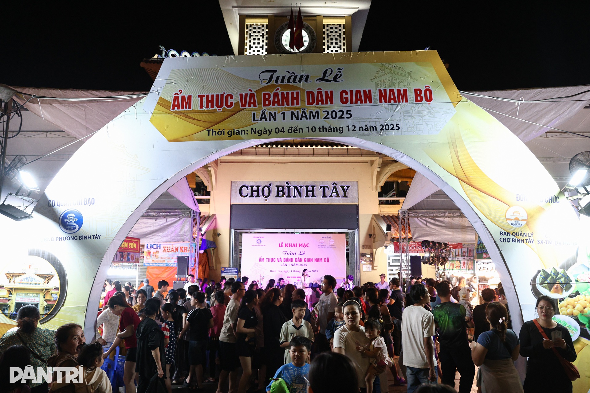 Phố đêm nhộn nhịp ở chợ cổ gần 100 năm tuổi tại TPHCM - 12 Phố đêm nhộn nhịp ở chợ cổ gần 100 năm tuổi tại TPHCM - 12