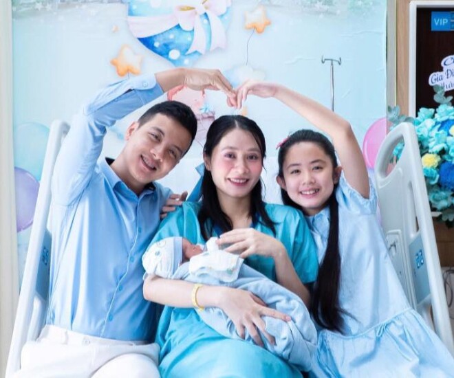 Vợ chồng nữ diễn viên hạnh phúc bên 2 con.