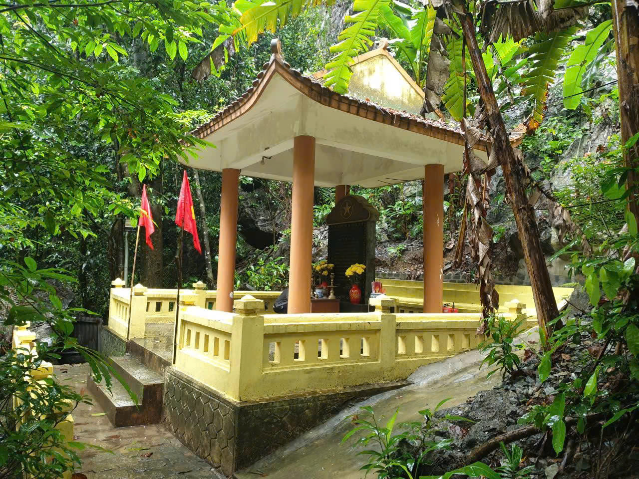 KÝ ỨC TRƯỜNG SƠN GIỮA LÒNG DI SẢN: Tuổi xuân gửi lại Hang Y Tá - Ảnh 2. KÝ ỨC TRƯỜNG SƠN GIỮA LÒNG DI SẢN: Tuổi xuân gửi lại Hang Y Tá - Ảnh 2.