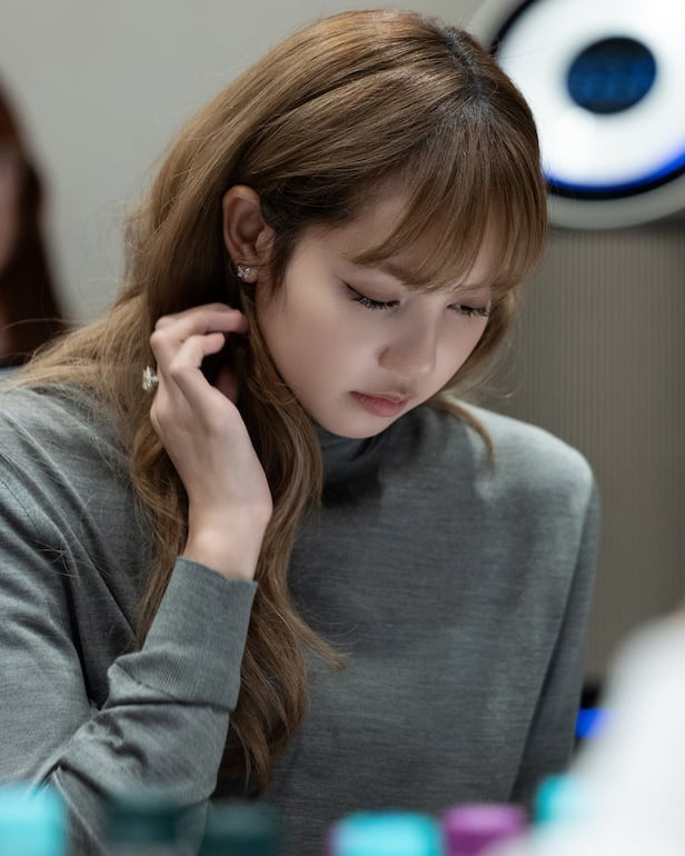 1765062083 188 Phim co Lisa BlackPink vua quay da gay tranh cai