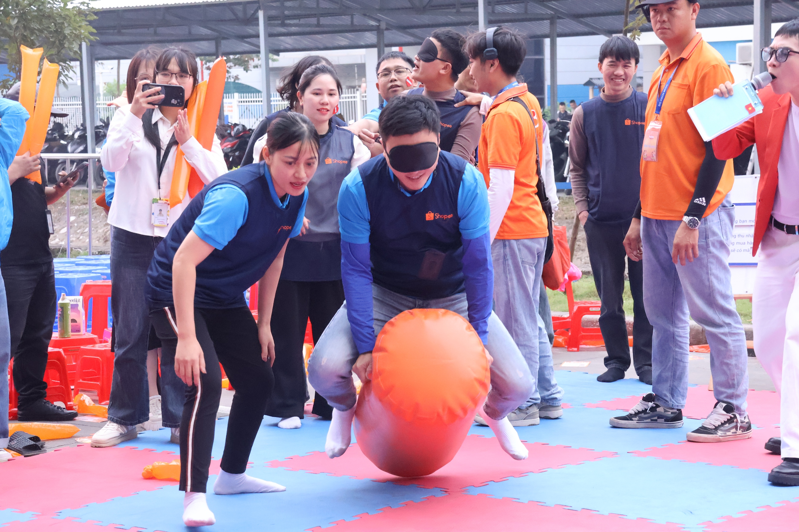 Người lao động "cháy hết mình" tại chương trình "Công xưởng hạnh phúc" 4 Người lao động