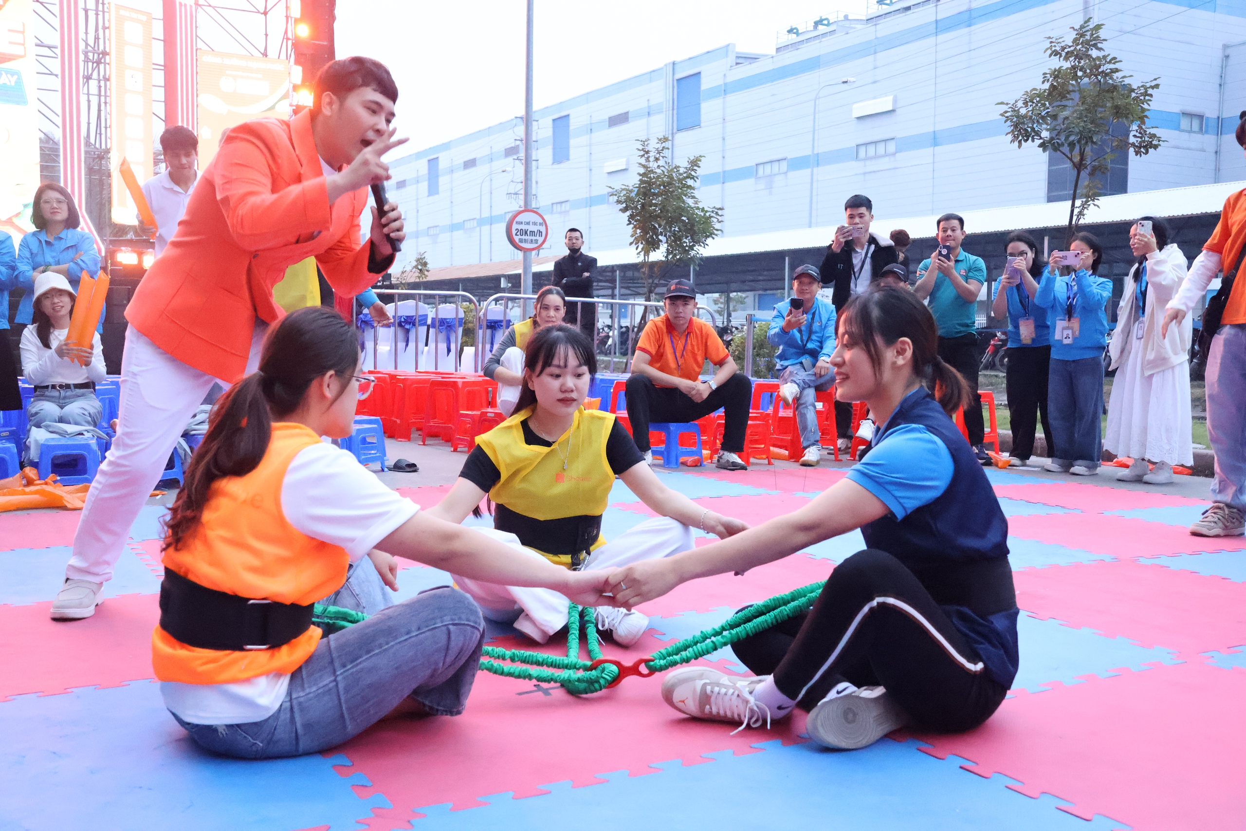 Người lao động "cháy hết mình" tại chương trình "Công xưởng hạnh phúc" 6 Người lao động