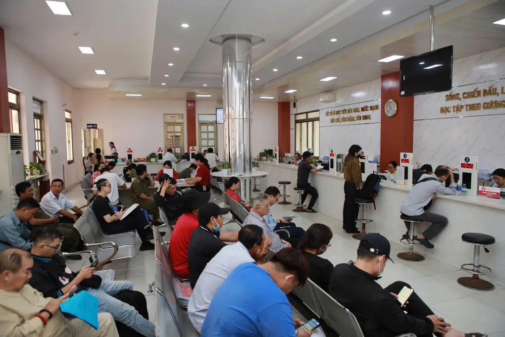 Đông người dân đến thực hiện thủ tục trong những ngày đầu sau sắp xếp. Ảnh: NGUYỆT NHI bo-may-thi-dua-100-ngay-3.jpg