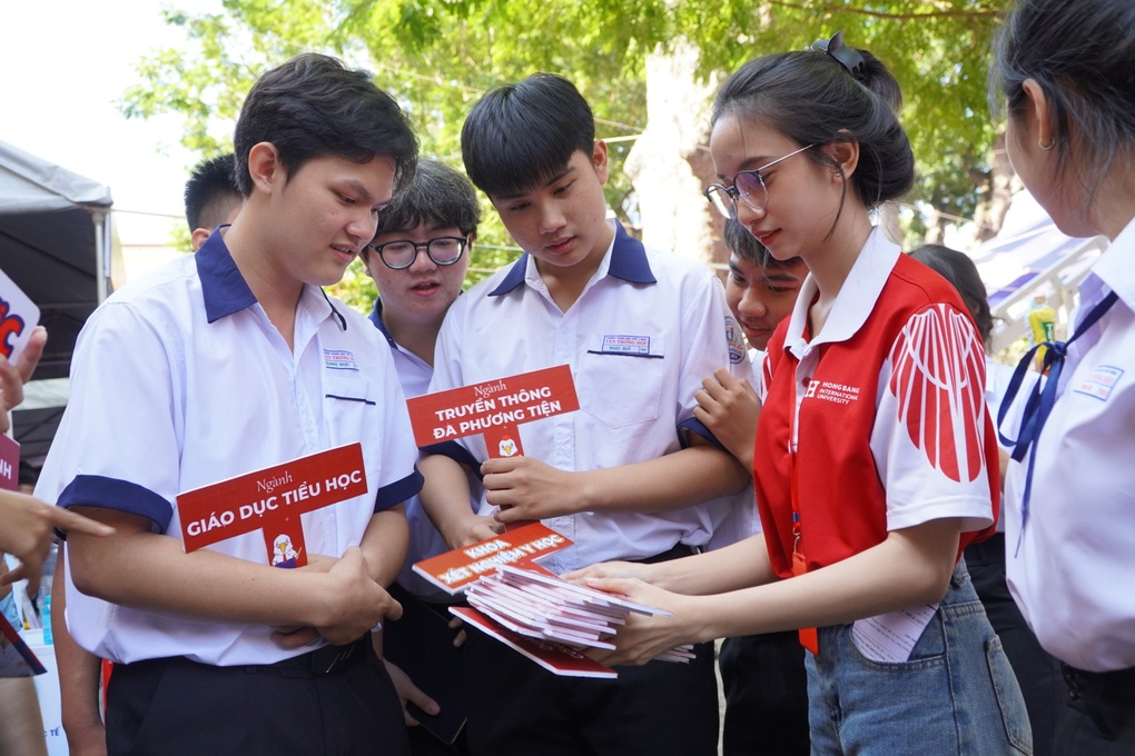 Lớp học bảo mẫu bất đắc dĩ: Lóng ngóng tập tắm cho trẻ sơ sinh - 4