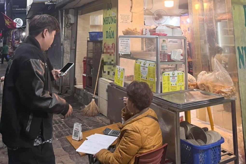 Quán bò nhúng dấm nổi tiếng ở Hà Nội bị khách tố có dòi trong miếng thịt bò - 2