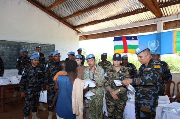 Đại úy Nguyễn Anh Tuấn tham gia các hoạt động nhân đạo tại Phái bộ Trung Phi. Ảnh: Hoàng Phong