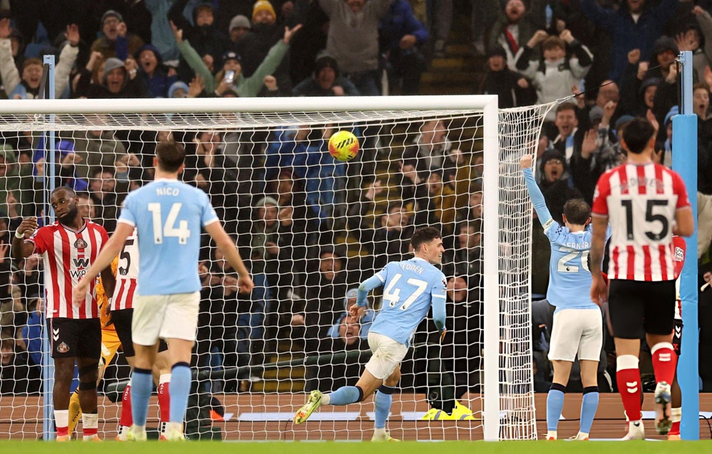 Man City thắng tưng bừng Sunderland, áp sát ngôi đầu của Arsenal - 2
