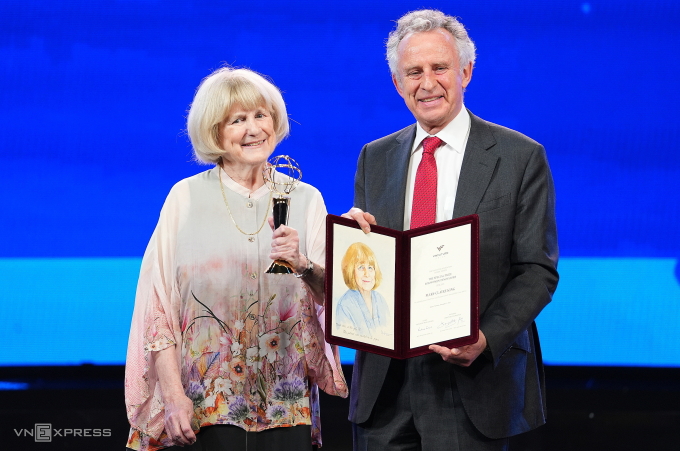 GS Mary-Claire King nhận giải đặc biệt VinFuture 2025 hạng mục dành cho nhà khoa học nữ từ Chủ tịch Hội đồng giám khảo. Ảnh: Giang Huy