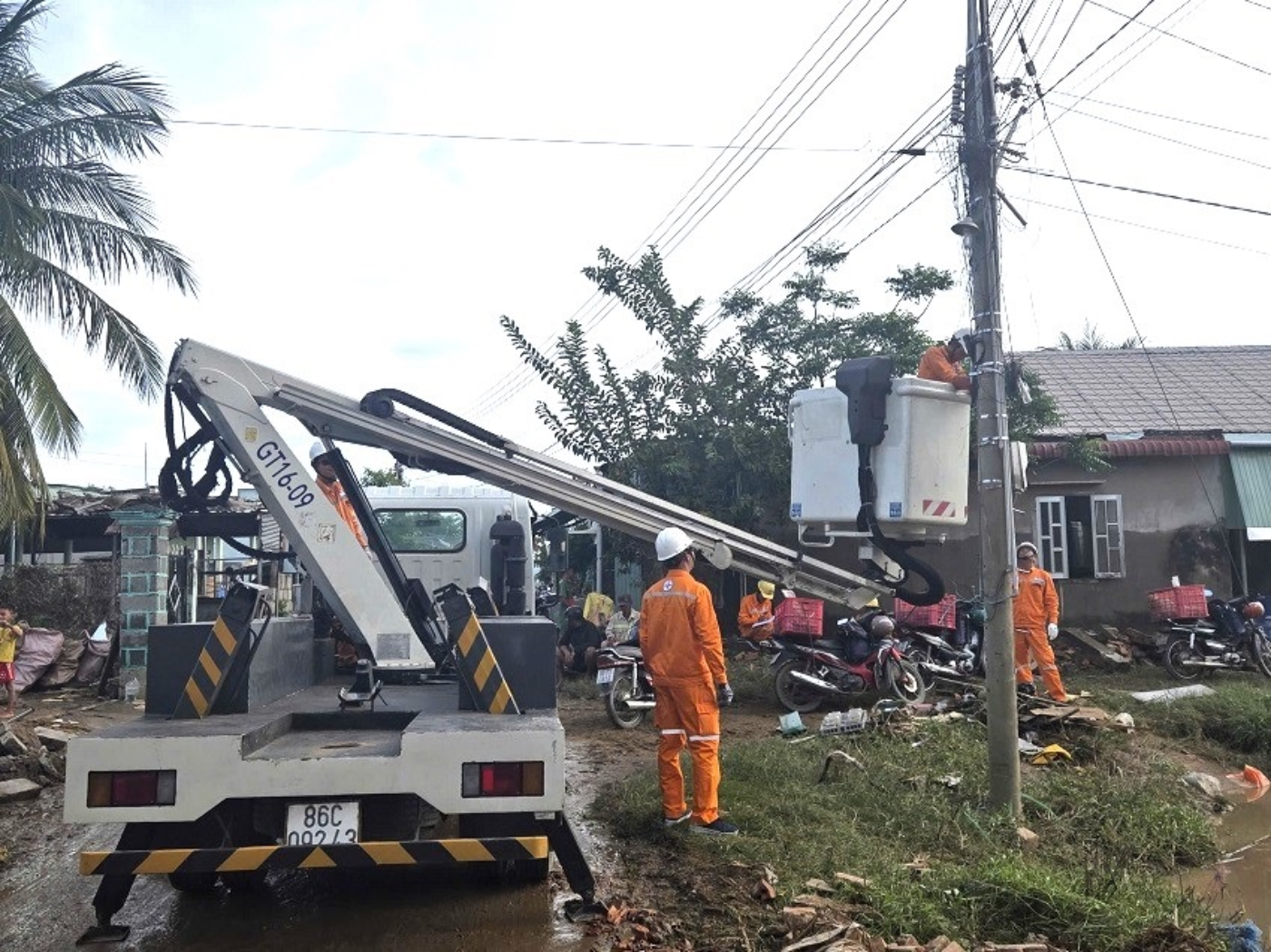 Ngập sâu diện rộng, Công ty Điện lực Lâm Đồng trực 24/24, kịp thời ứng phó- Ảnh 2.