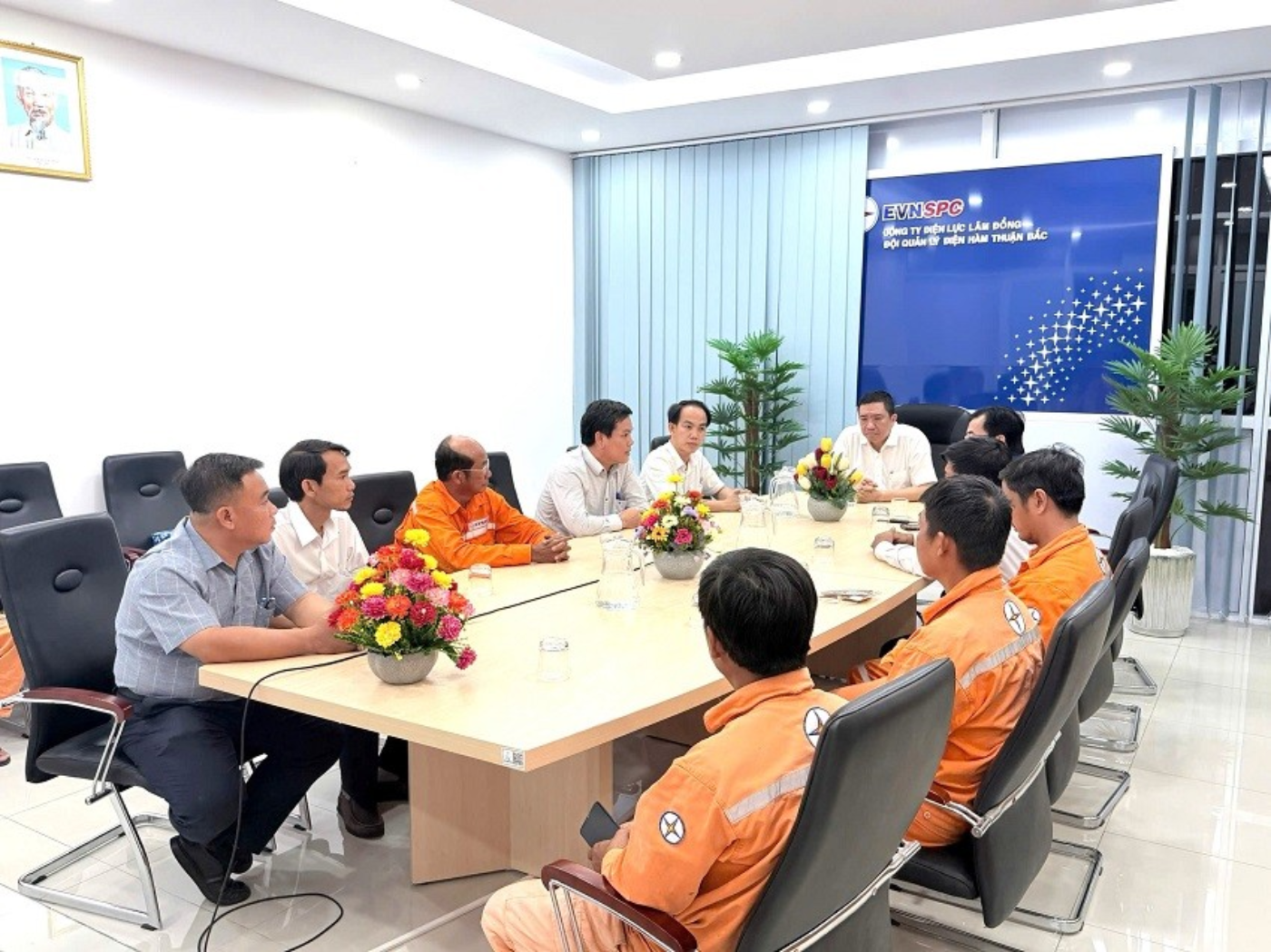 Ngập sâu diện rộng, Công ty Điện lực Lâm Đồng trực 24/24, kịp thời ứng phó- Ảnh 4.