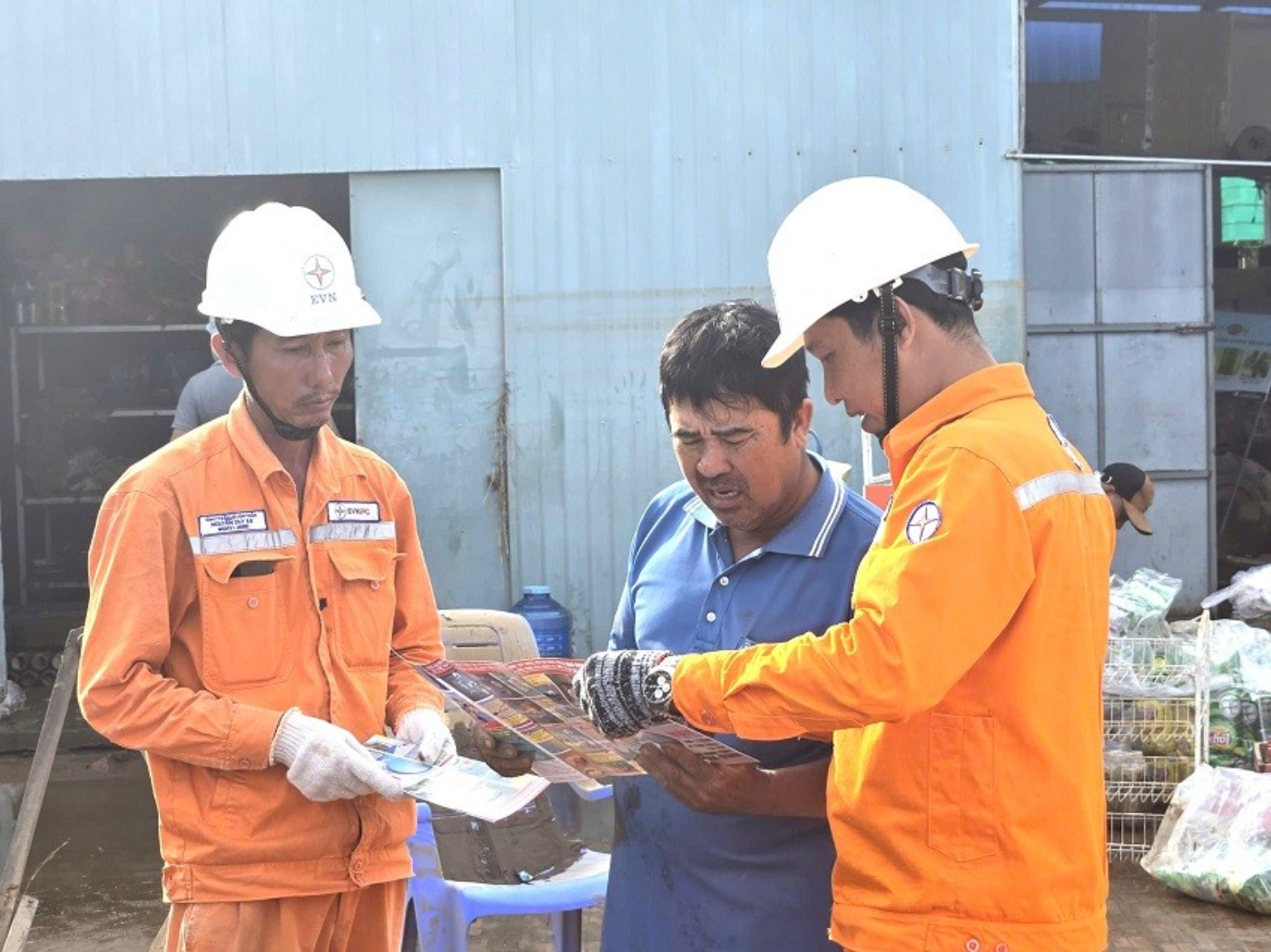 Ngập sâu diện rộng, Công ty Điện lực Lâm Đồng trực 24/24, kịp thời ứng phó- Ảnh 5.