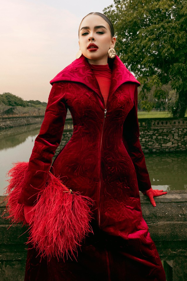 Những sắc màu quyền lực, định hình phong cách mùa lễ hội cuối năm 2025- Ảnh 4. Những sắc màu quyền lực, định hình phong cách mùa lễ hội cuối năm 2025- Ảnh 4.