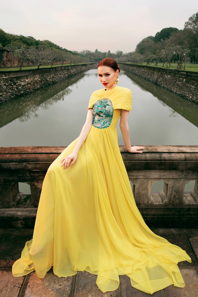 Những sắc màu quyền lực, định hình phong cách mùa lễ hội cuối năm 2025- Ảnh 6. Những sắc màu quyền lực, định hình phong cách mùa lễ hội cuối năm 2025- Ảnh 6.