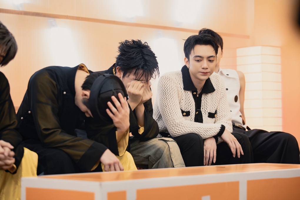 Tân binh ngã quỵ trên sân khấu, 2 người dừng chân khiến SOOBIN bất lực - 2