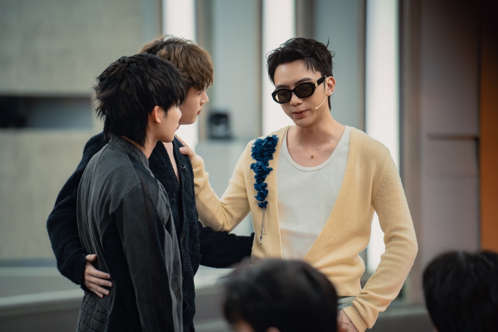 Tân binh ngã quỵ trên sân khấu, 2 người dừng chân khiến SOOBIN bất lực - 3