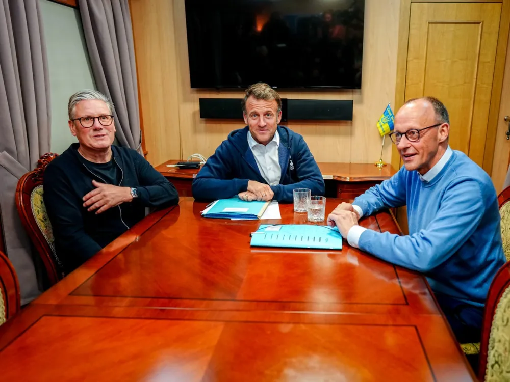 (Từ trái sang) Thủ tướng Anh Keir Starmer, Tổng thống Pháp Emmanuel Macron và Thủ tướng Đức Friedrich Merz tại một địa điểm không được tiết lộ ở Ukraine hồi tháng 5. Ảnh: dpa Chiến sự Nga - Ukraine 7-12