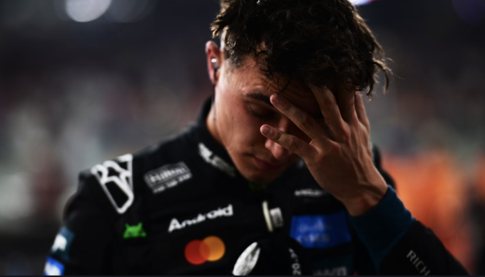 Norris thất vọng sau vòng phân hạng trên đường đua Yas Marina, Abu Dhabi, UAE tối 6/12. Ảnh: FO