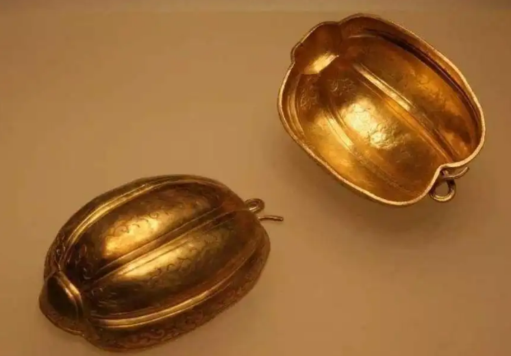 Công trường dừng thi công khẩn cấp vì máy xúc đào trúng vật cứng, kho báu hơn 11.000 tỷ đồng dưới hố sâu 2m được đào lên- Ảnh 2. Công trường dừng thi công khẩn cấp vì máy xúc đào trúng vật cứng, kho báu hơn 11.000 tỷ đồng dưới hố sâu 2m được đào lên- Ảnh 2.