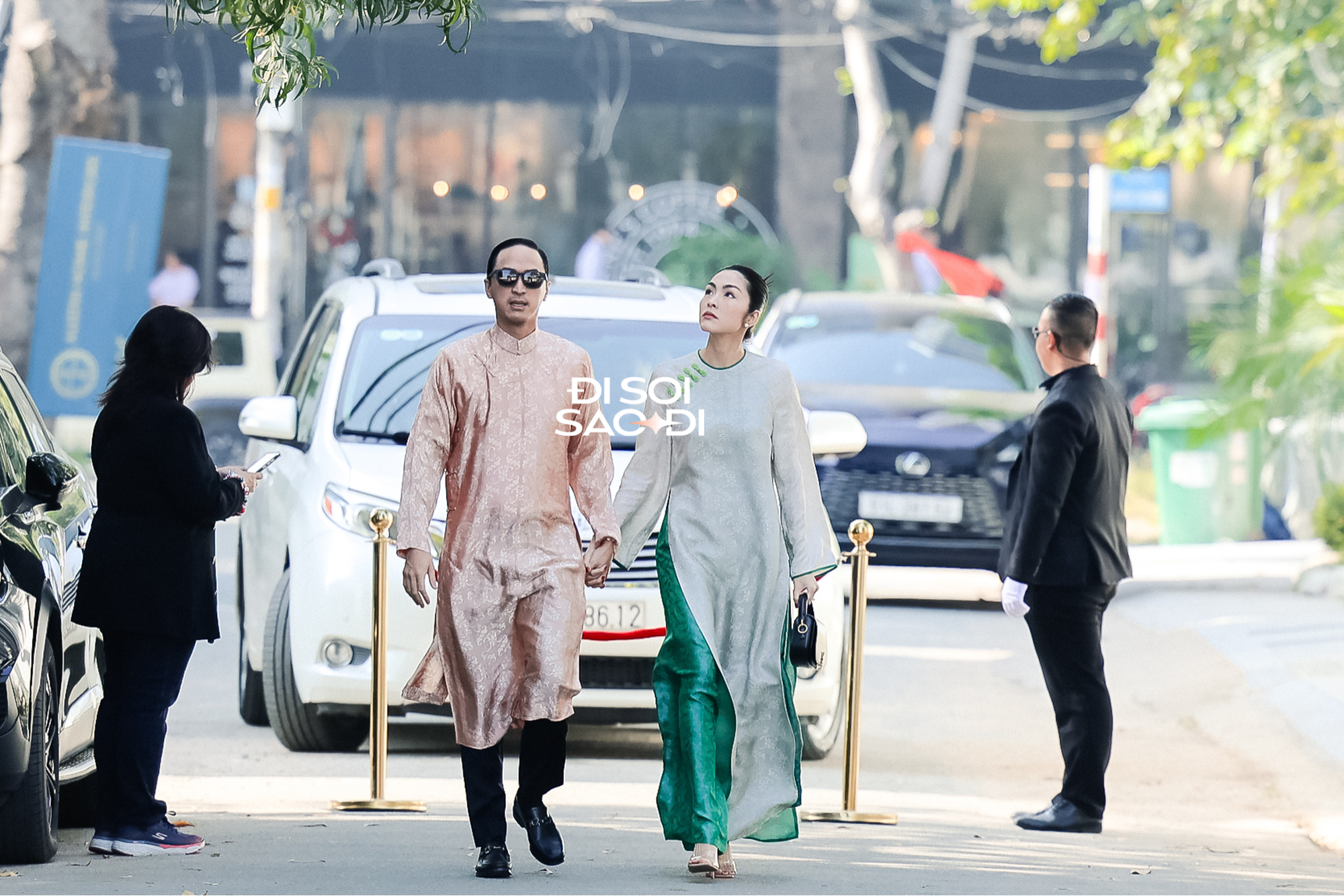 Tăng Thanh Hà nắm chặt tay Louis Nguyễn lộ diện tại đám cưới em gái, visual đỉnh như bìa tạp chí- Ảnh 4.