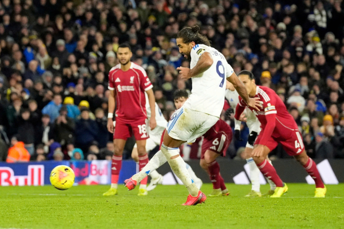 Cú sút phạt đền thành bàn gỡ của Calvert-Lewin. Ảnh: PA