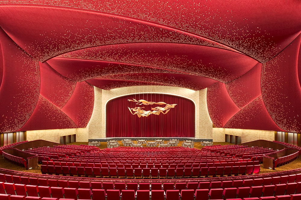 Không gian Nhà biểu diễn đa năng được trang bị nội thất và những thiết bị âm thanh , ánh sáng hiện đại đảm bảo có thể tổ chức các show diễn, concert quốc tế, đón những ngôi sao thế giới đến biểu diễn.