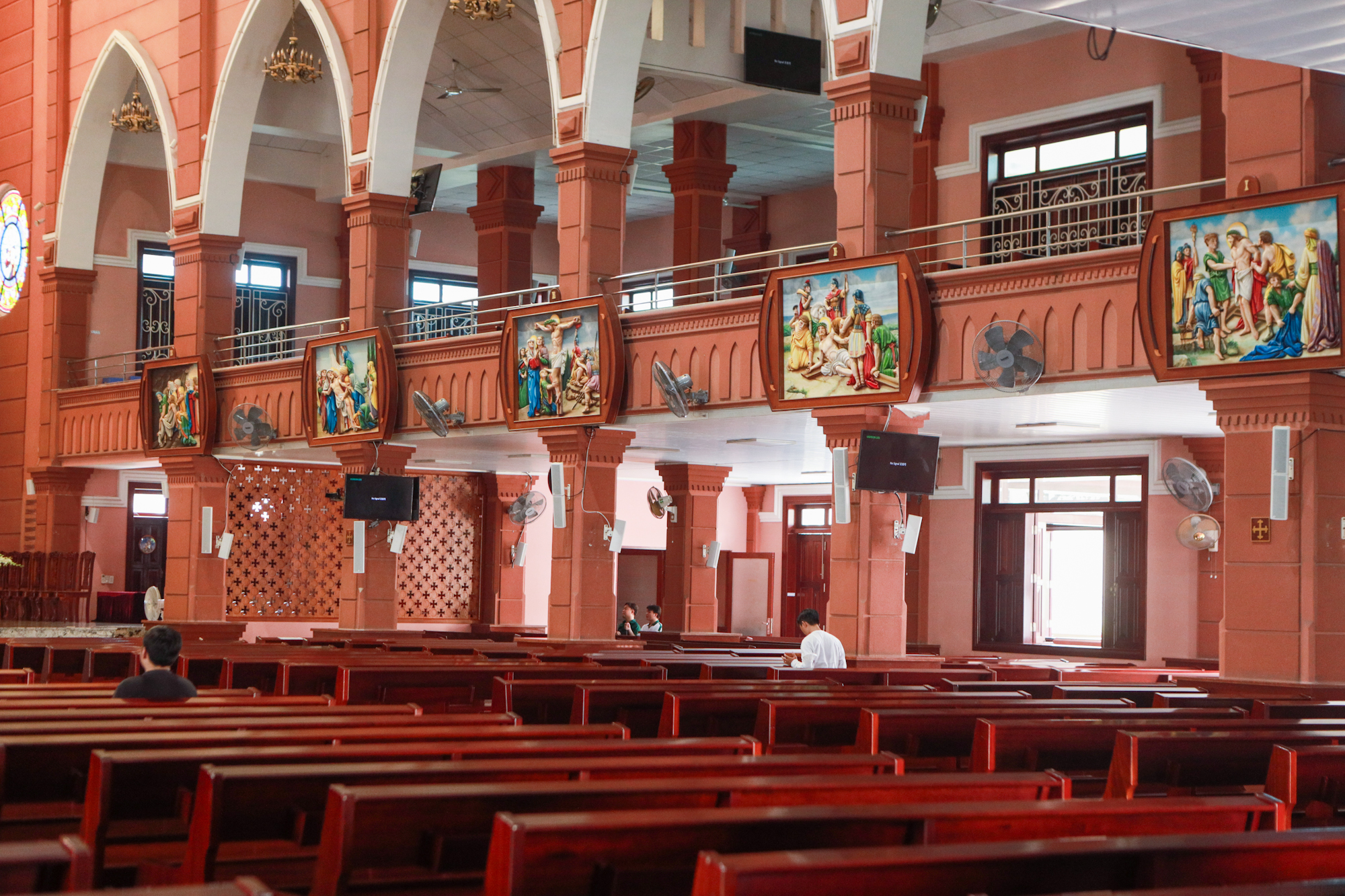 Độc đáo nhà thờ giáp sông Sài Gòn có kiến trúc tương tự nhà thờ Đức Bà- Ảnh 9. Độc đáo nhà thờ giáp sông Sài Gòn có kiến trúc tương tự nhà thờ Đức Bà- Ảnh 9.