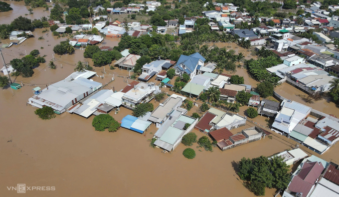 Lũ nhấn chìm nhiều nhà dân ở phường Hàm Thắng, ngày 5/12. Ảnh: Phước Tuấn