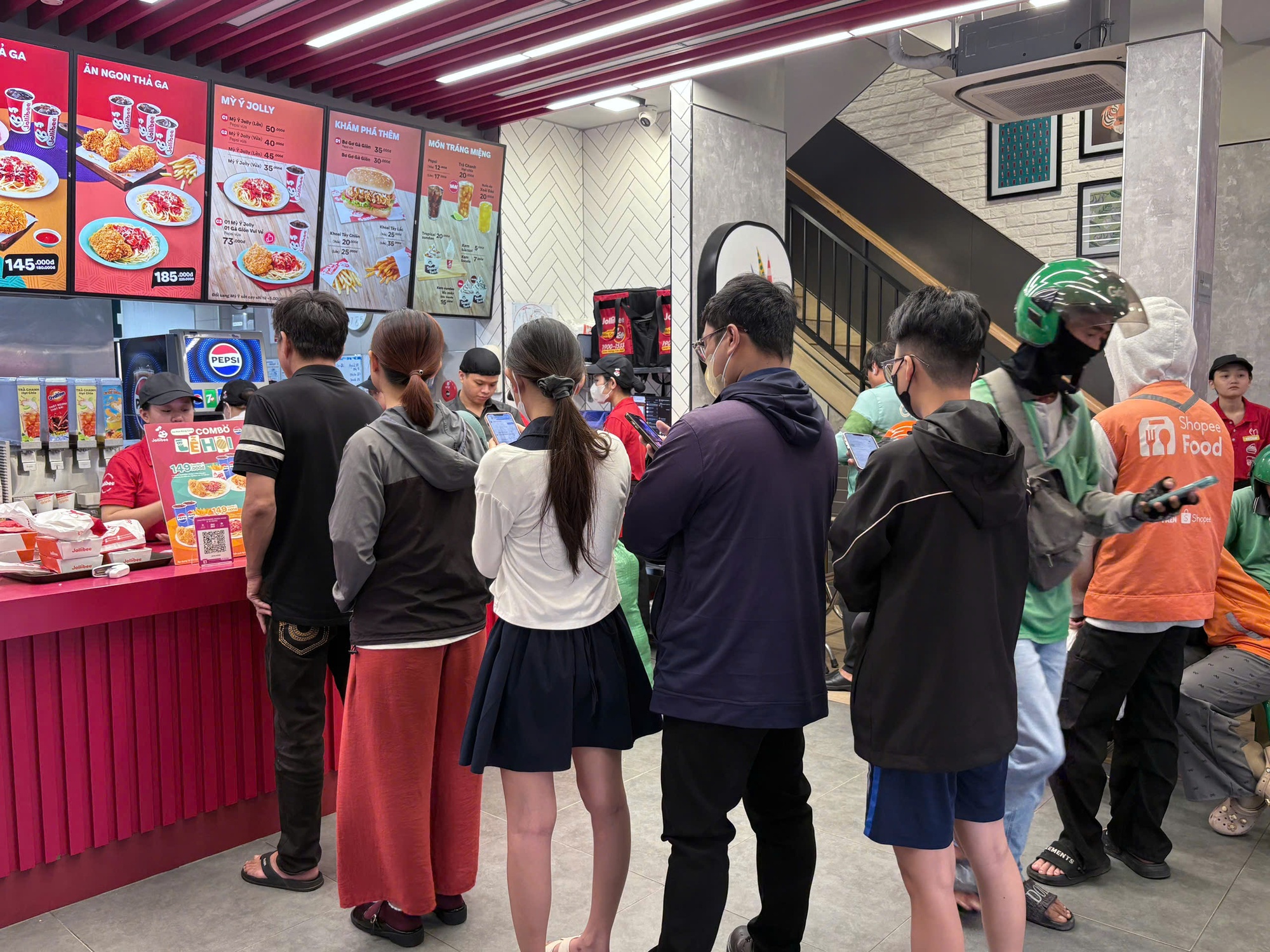 Trào lưu xếp hàng mua gà rán Trào lưu xếp hàng mua gà rán