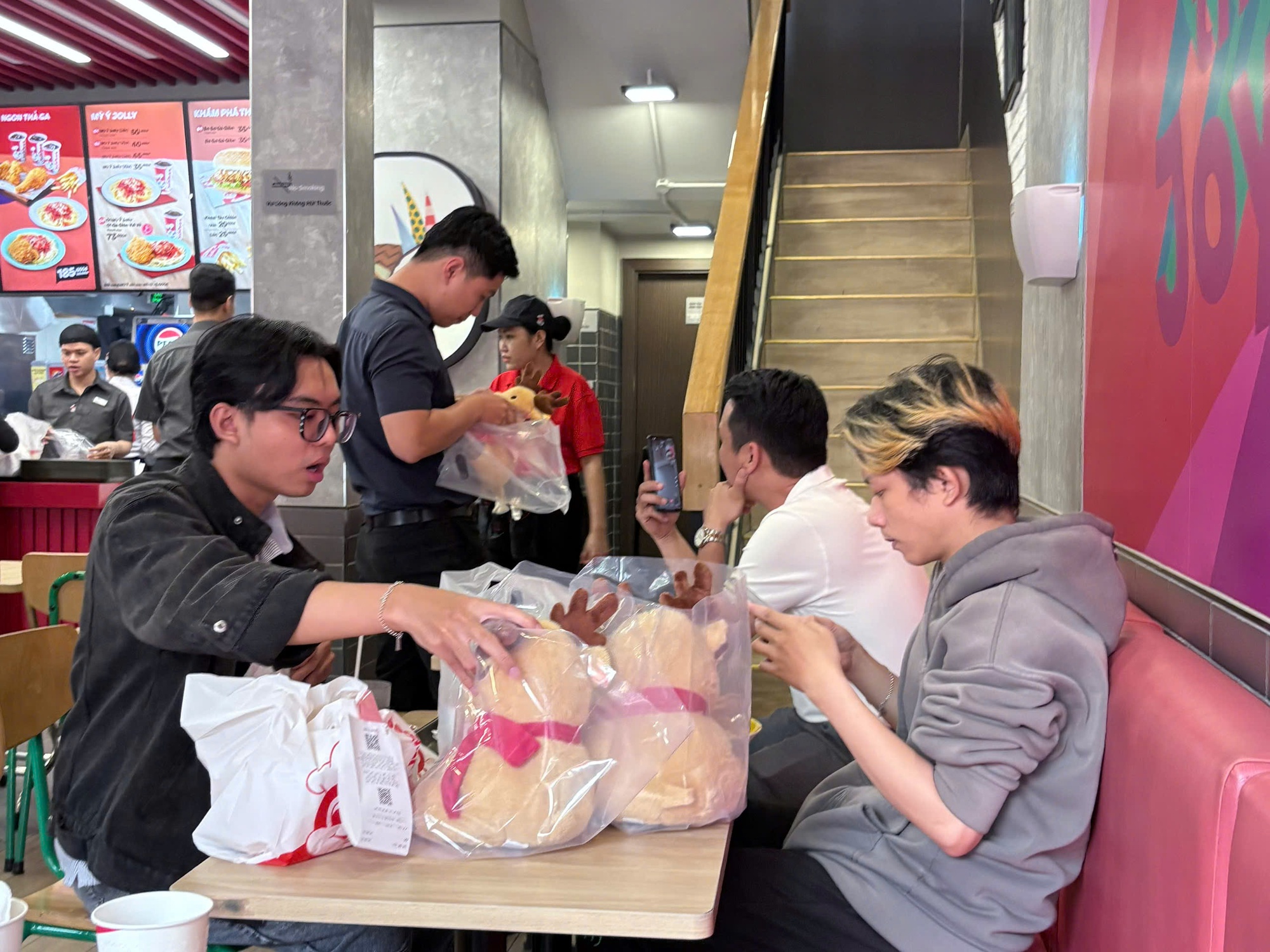 Trào lưu xếp hàng mua gà rán Trào lưu xếp hàng mua gà rán