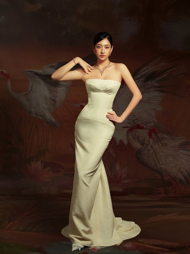 Đầm cúp ngực 'lên ngôi', thách thức mọi giới hạn gợi cảm- Ảnh 3.