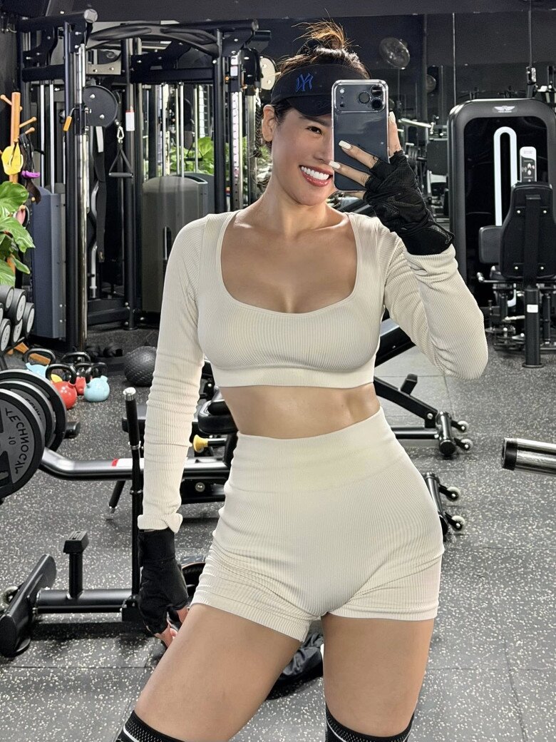 Mẹ 3 con mặc đồ bó sát khoe đường cong chữ S đẹp hút hồn, bí quyết vỏn vẹn 2 từ tưởng dễ nhưng khó làm 4 Quế Vân chăm chỉ chia sẻ những hình ảnh diện đồ táo bạo khi đến phòng tập.