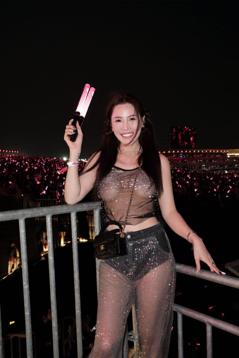 Mẹ 3 con mặc đồ bó sát khoe đường cong chữ S đẹp hút hồn, bí quyết vỏn vẹn 2 từ tưởng dễ nhưng khó làm 5 Người đẹp 8X từng trở thành tâm điểm chỉ trích vì nhiều lần diện outfit mặc như không.