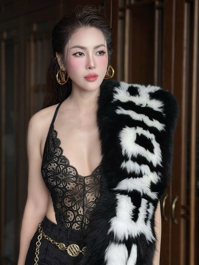 Mẹ 3 con mặc đồ bó sát khoe đường cong chữ S đẹp hút hồn, bí quyết vỏn vẹn 2 từ tưởng dễ nhưng khó làm 6 Để có được ngoại hình trẻ trung như hiện tại, Quế Vân đã trải qua nhiều lần dao kéo.